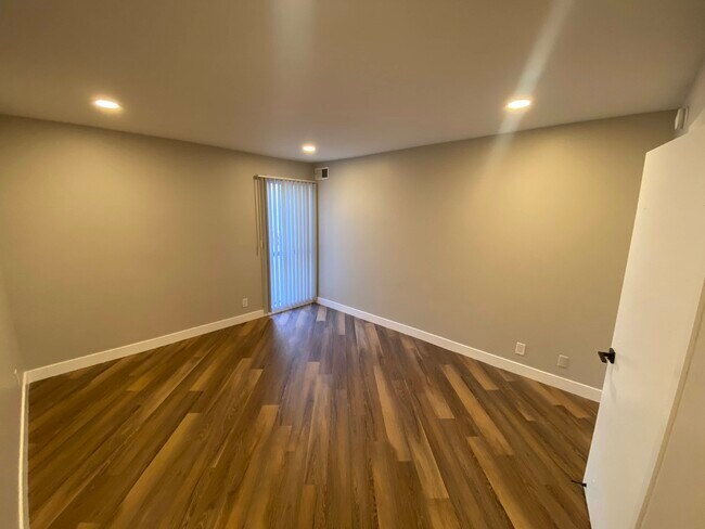 Building Photo - 5118 De Longpre