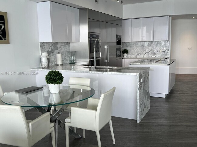 Building Photo - 5500 Island Estates Dr