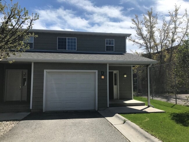 Building Photo - 2 Bedroom 1.5 Bathroom apartment Centrally located