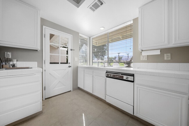 Building Photo - 175 Gran Via