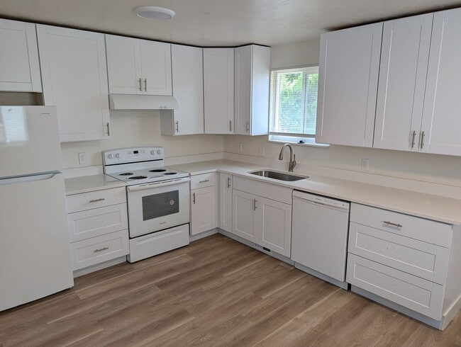 Building Photo - 4 Bedroom 1.5 Bath Twin-Home