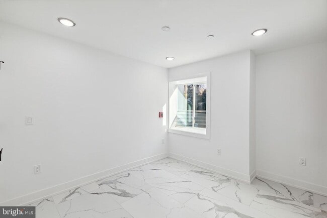Building Photo - 2550 Hope St