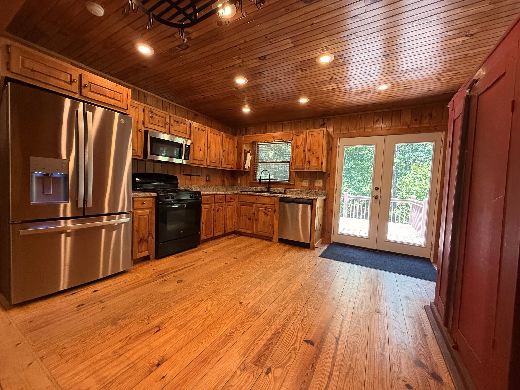 Building Photo - 303 Pine Ln