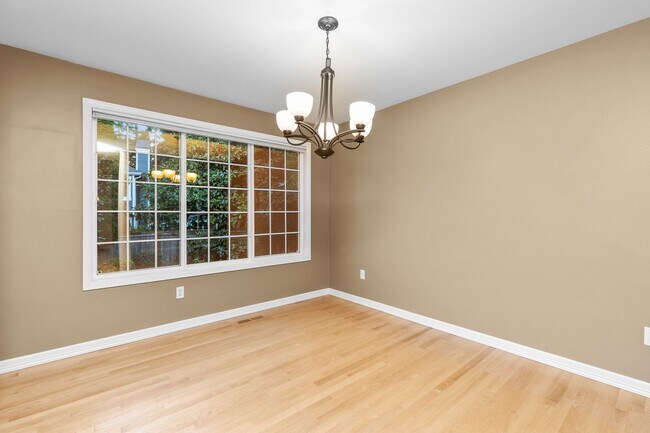 Building Photo - Spacious 4 bed/2.5 bath in Kirkland