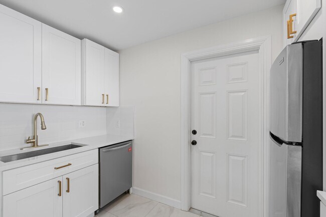 Building Photo - 426 48th St