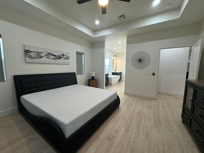 Building Photo - 6129 Lago Grande Dr