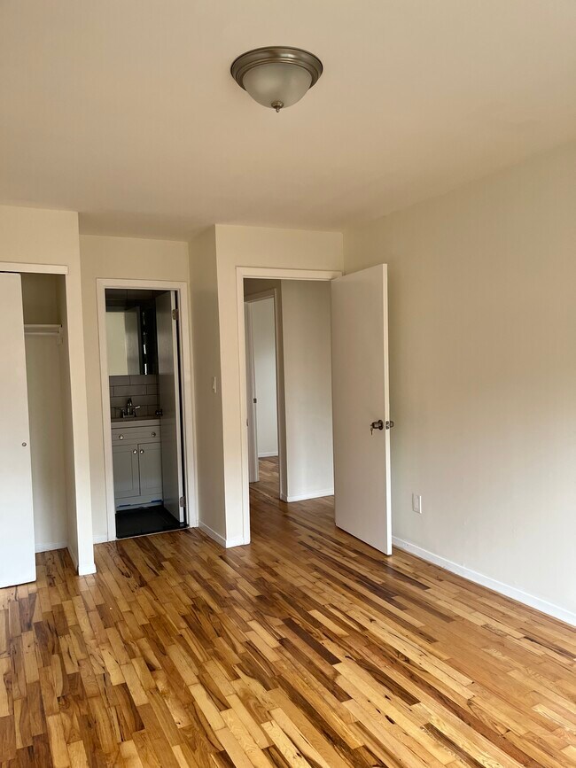 Main bedrm w/full bath - 23208 Horace Harding Expy