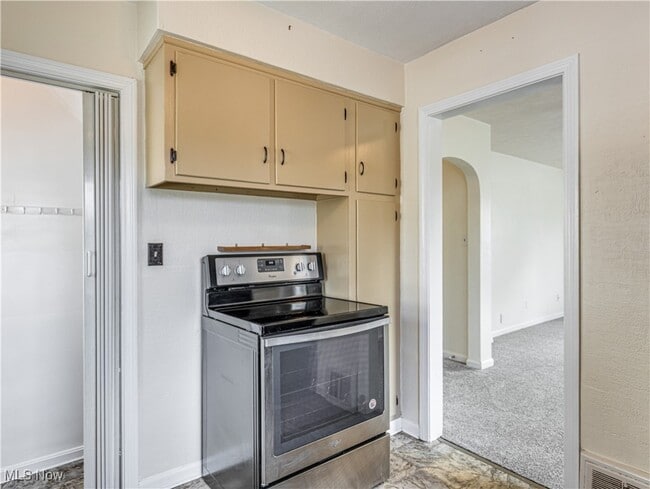 Building Photo - 2703 Oakwood Dr