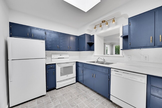 Building Photo - $2,300.00 - 2 Beds, 1 Bath, Single Family ...
