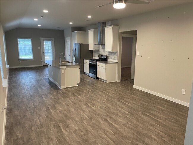 Building Photo - 12811 Harlesden Ln