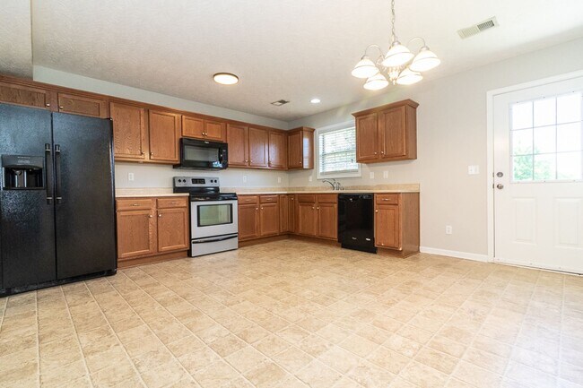 Building Photo - 134 Twin Lakes Dr