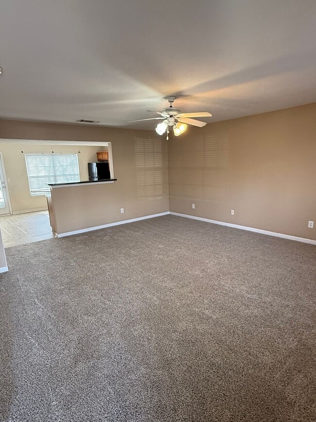 Building Photo - Roommate friendly floorplan minutes from downtown