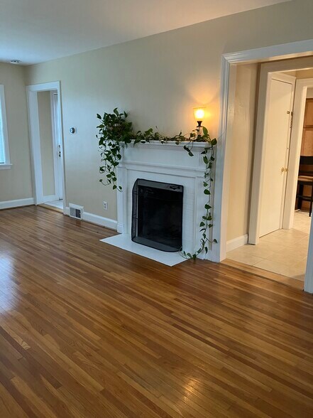 Living room - 31 Linwood Ave
