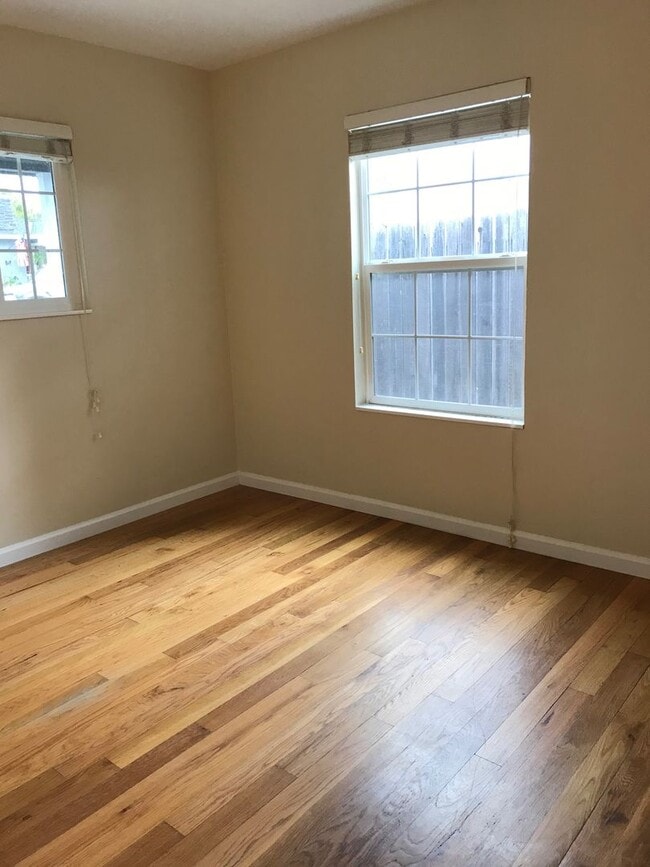 Building Photo - Downtown Pleasanton Charmer 3 BR 1 BA