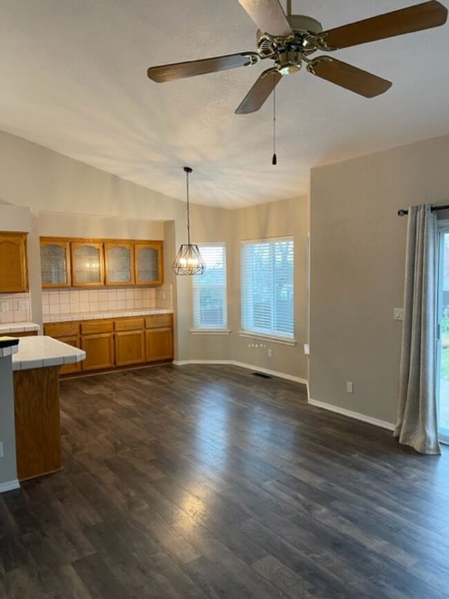 Building Photo - 3 Bedroom Located in Country Heights Subdi...