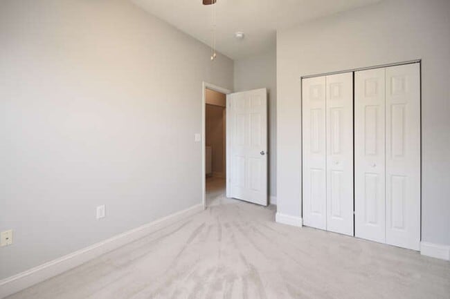 Building Photo - Updated Townhouse