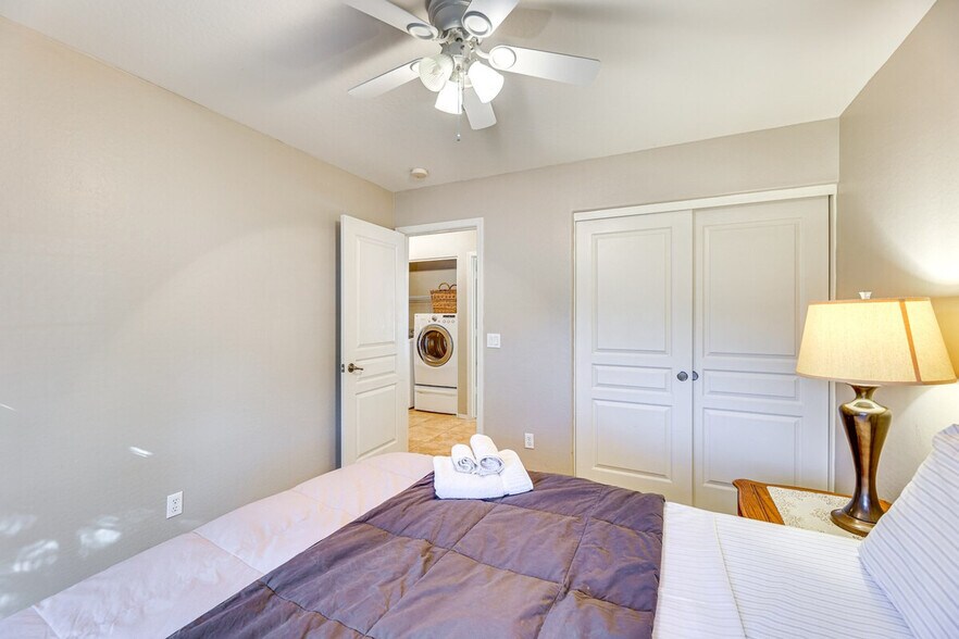 Building Photo - 1884 W CALIBERA Ct