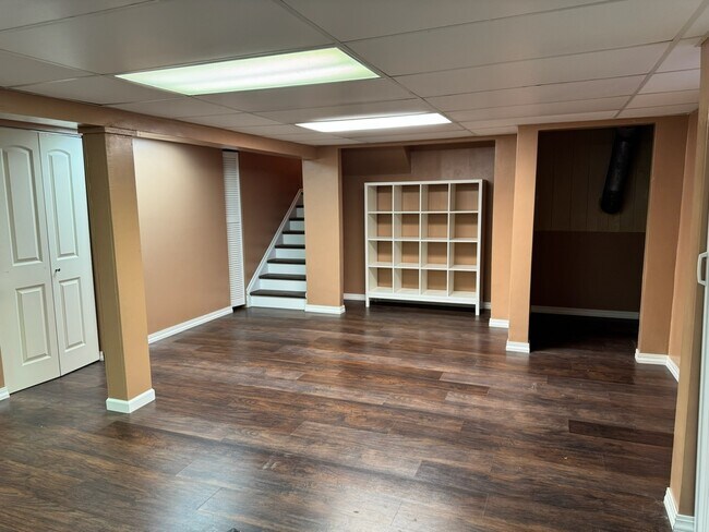 Building Photo - 2404 Kenmore Ct