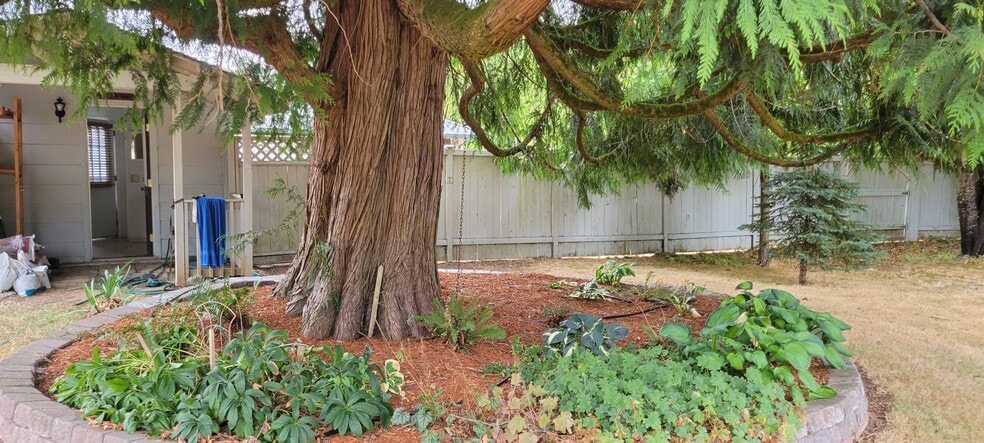 Building Photo - 879 King Rd