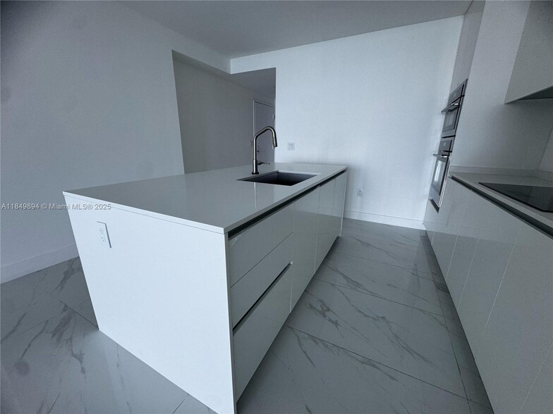 Building Photo - 700 NE 24th St