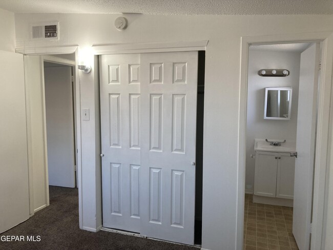 Building Photo - 2105 Villa Plata Dr