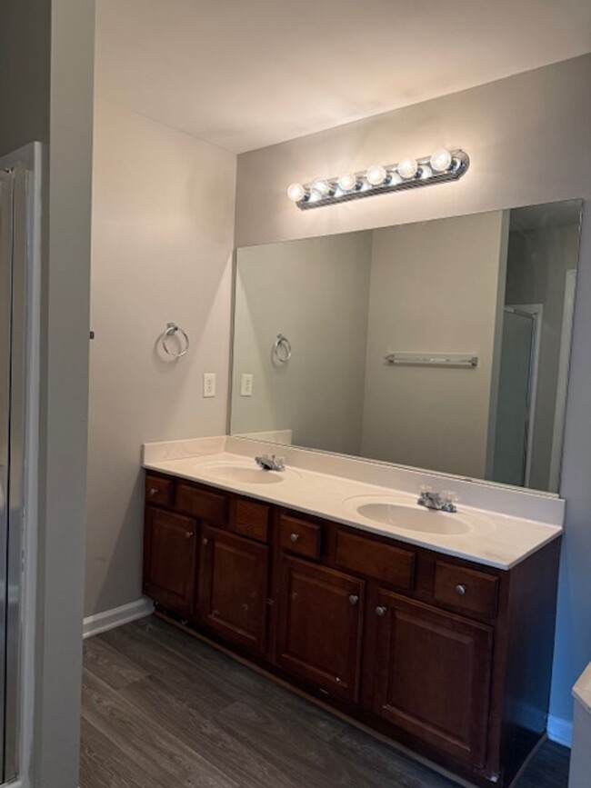 Building Photo - Stunning 4 BR / 3.5 Bath Townhome in Atlanta!