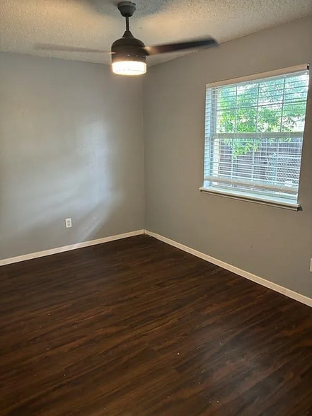 Building Photo - 228 Elmwood Dr