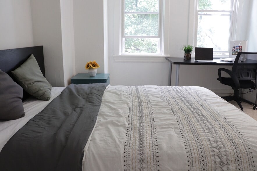 Building Photo - 1033 Flemington St