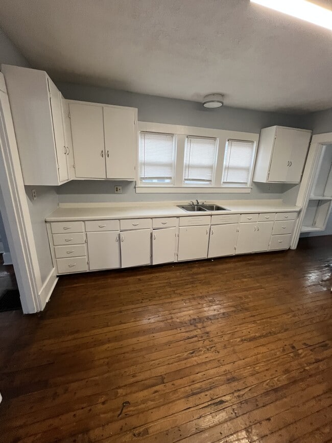 Building Photo - 735 W 3rd St