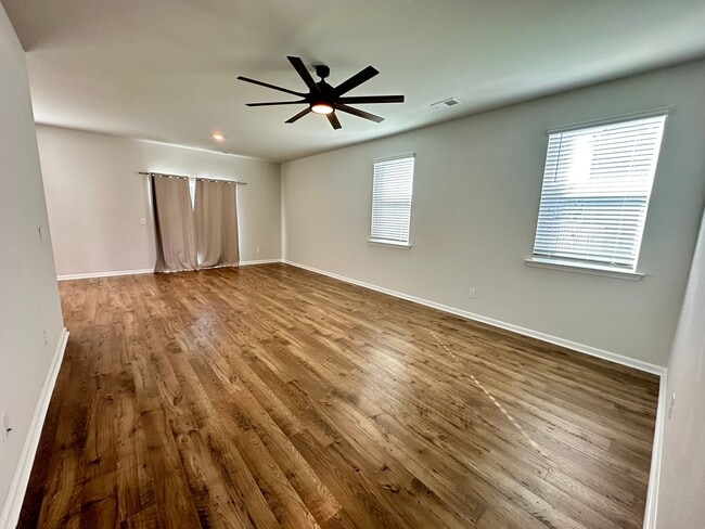 Building Photo - 4 Br/2.5 Bth in The Watergrass Community