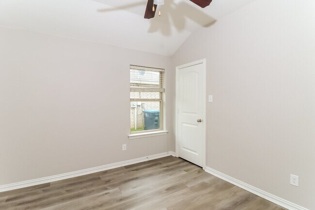 Building Photo - 2412 Hawkwood Ct