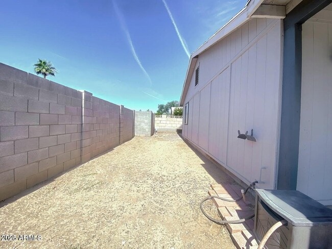 Building Photo - 1203 W Mariposa St