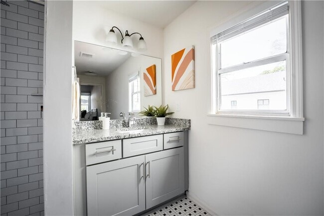 Building Photo - 1353 Finley St NE