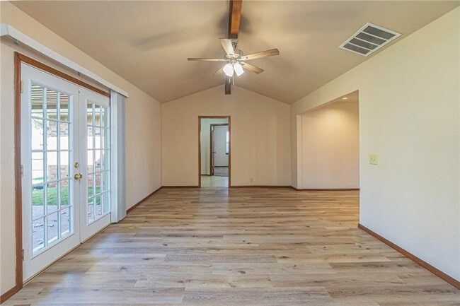 Building Photo - 904 Oakwood Dr