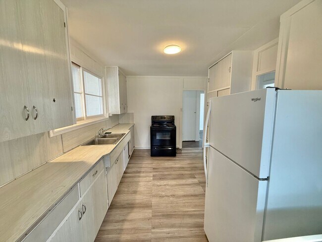 Building Photo - 4 Bedroom / 1.5 Bathroom Home on a Large L...