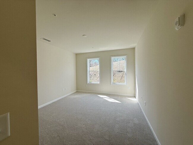 Building Photo - 6 Stratton Dr