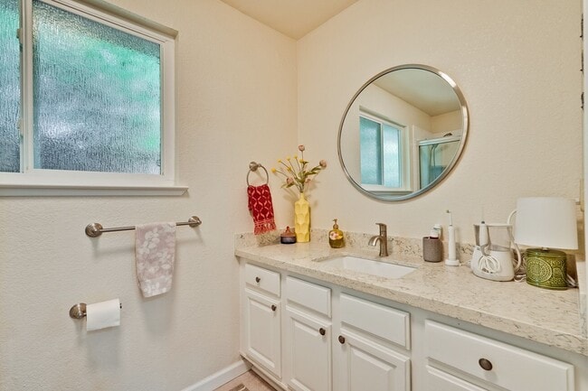 Building Photo - ADU One Bedroom Unit Available with Privat...