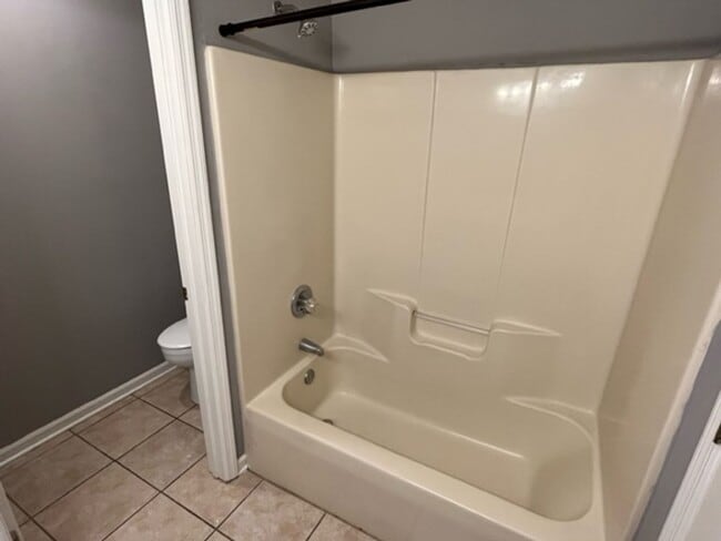 Building Photo - Spacious 4bedroom/2 bathroom home