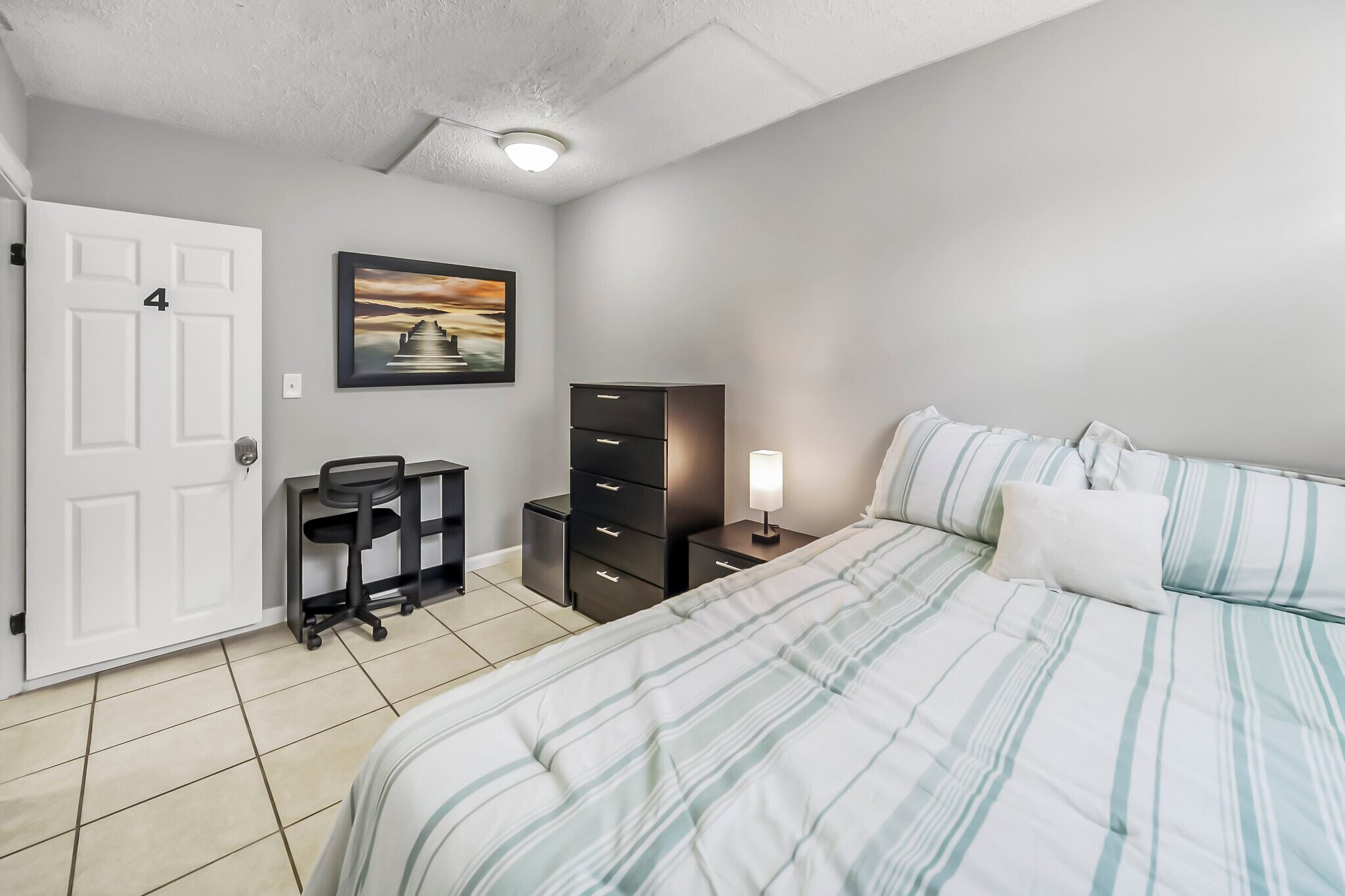 Building Photo - 7042 Rollo Rd