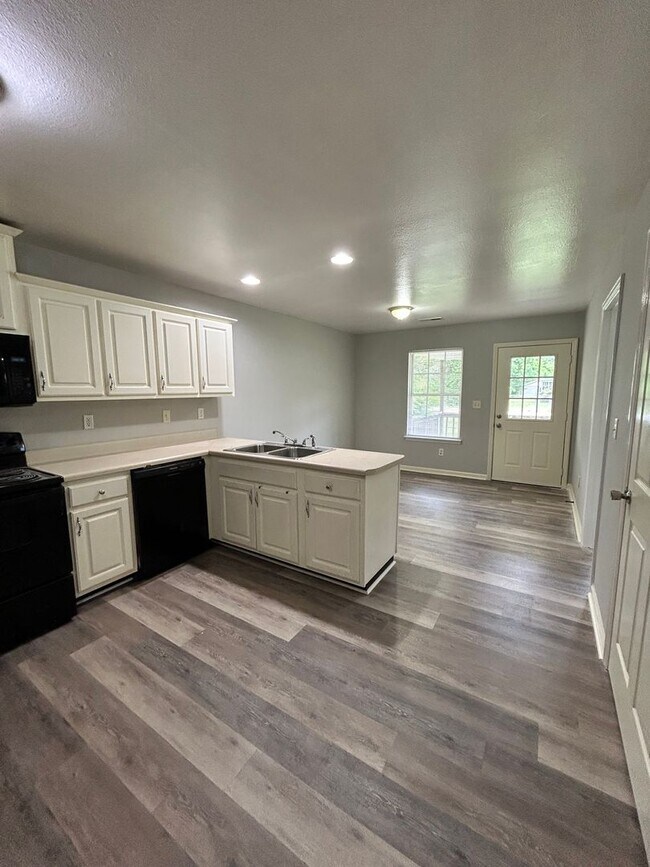 Building Photo - Charming 2 Bed, 1 Bath, 1 Car Garage, Covered Patio in Private Neighborhood!