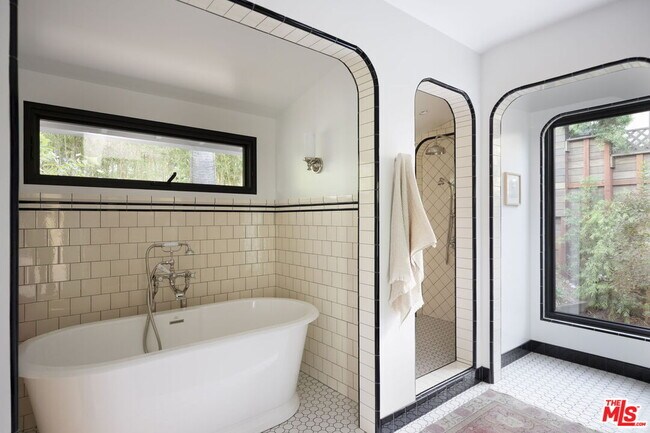 Building Photo - 5692 Holly Oak Dr