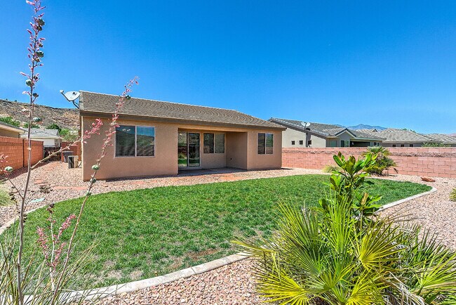 Building Photo - Beautiful Coral Canyon Home with Modern Up...