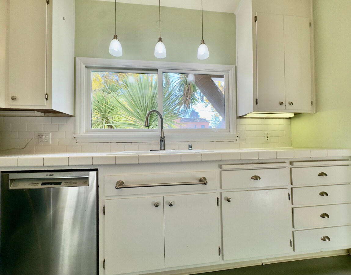 Building Photo - 1645 Scenic Ave