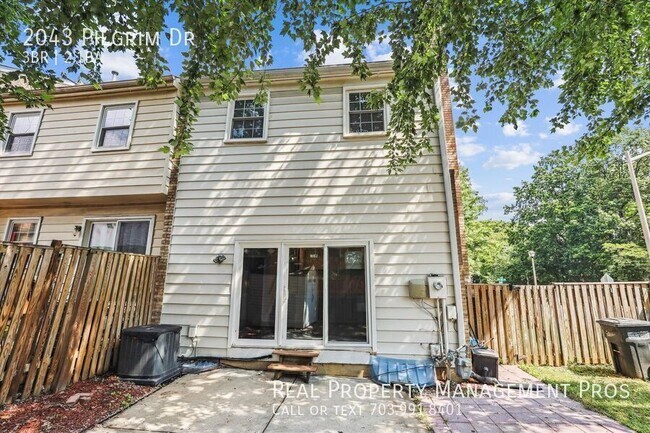 Building Photo - 2043 Pilgrim Dr