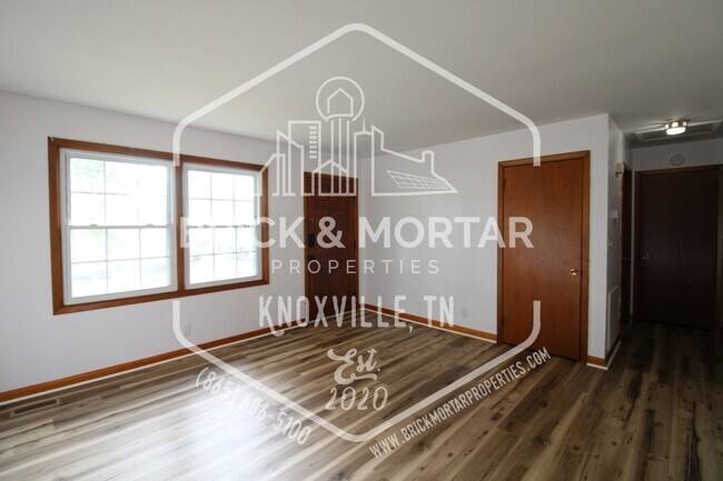 Building Photo - 2409 Holbrook Dr