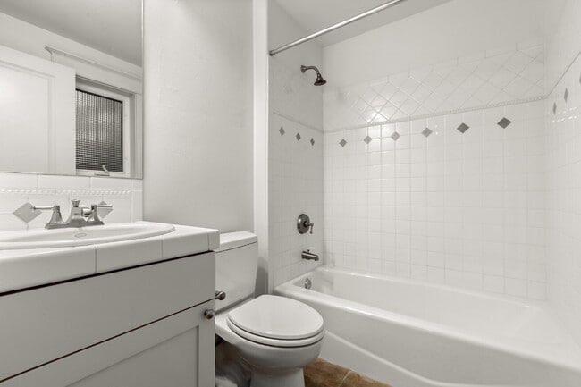 Building Photo - Stunning Capitol Hill Townhome in Prime Seattle Location – 3BR / 3BA Available June 7
