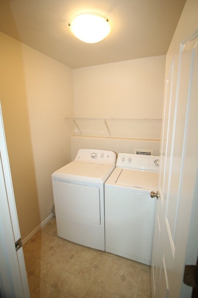 Building Photo - 3 Bedroom Eagle River Townhouse!
