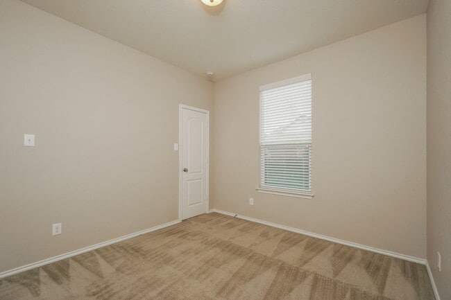 Building Photo - Gorgeous Home On Corner Lot