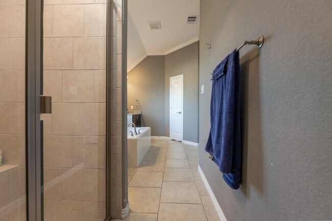 Building Photo - 8727 Hideout Bnd