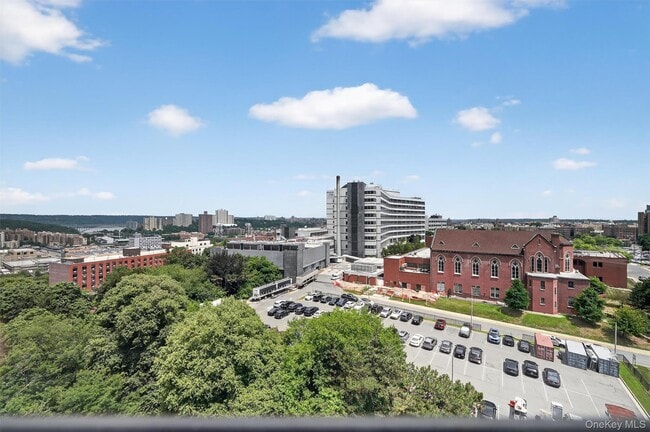 Building Photo - 6 Fordham Hill Oval